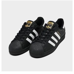 Kids Addias Superstar tennis shoes black and gold